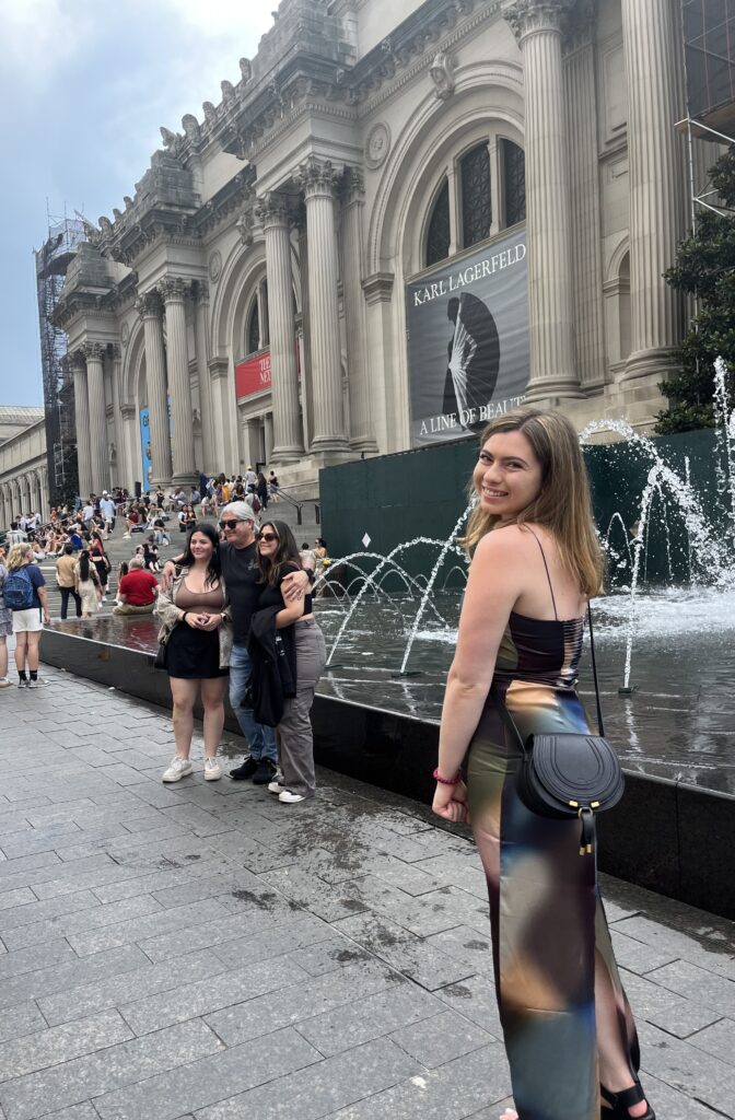Lucy Sayah in front of the MET in NYC.